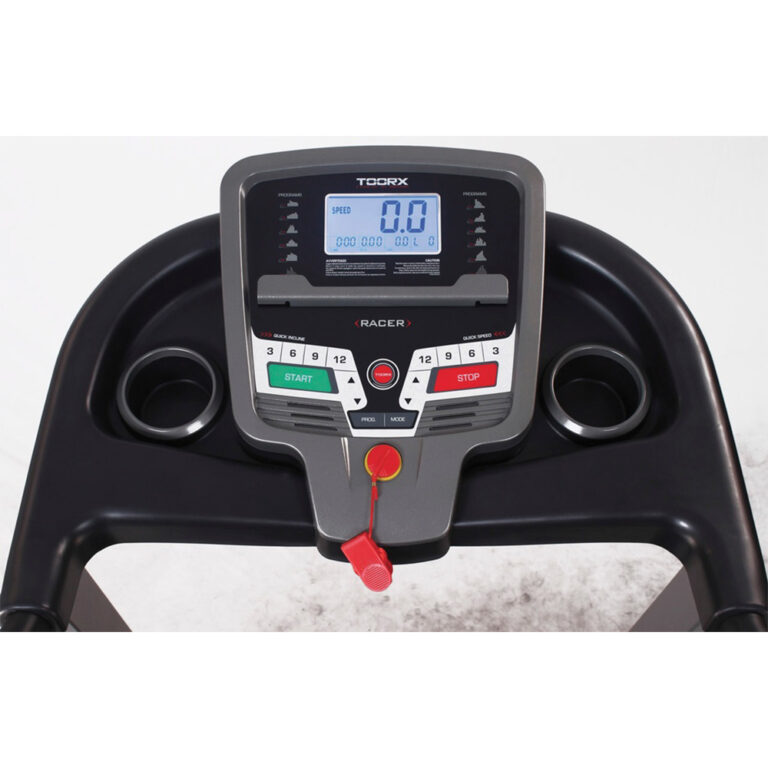Bėgimo takelio valdymo skydelio vaizdas iš arti su skaitmeniniu ekranu, rodančiu greitį ir įvairius mygtukus, įskaitant paleidimą ir sustabdymą. Abiejose skydelio pusėse yra du puodelių laikikliai. Po ekranu pritvirtintas saugos raktas.
