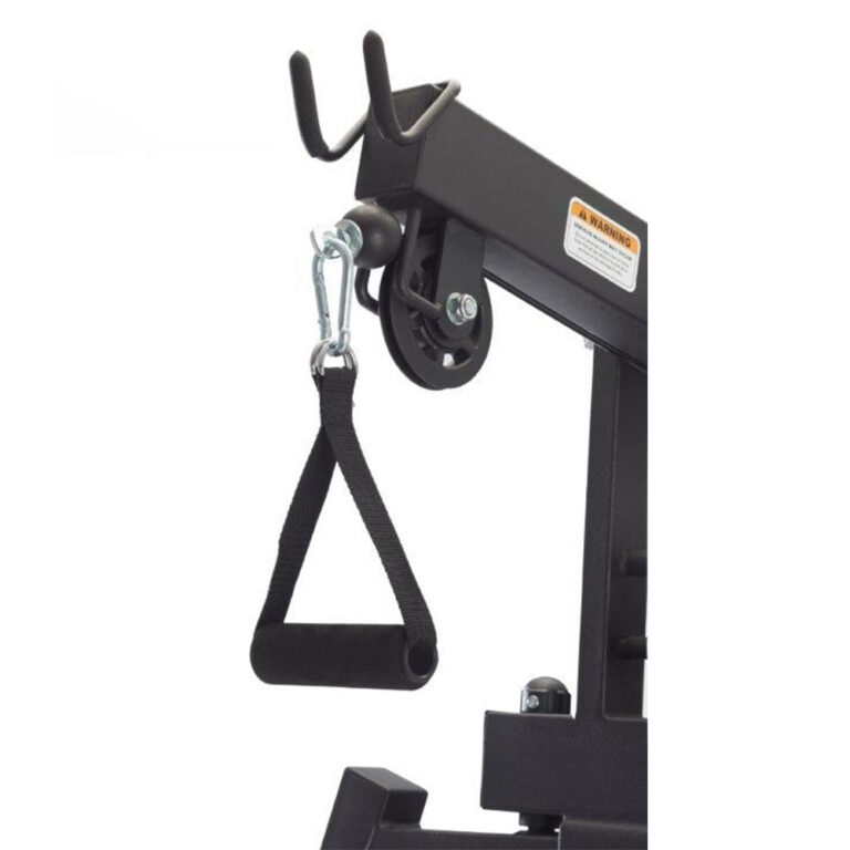 Iš arti juodo kabelio mašinos priedo su rankena ir skriemulio sistema, skirta namų sporto įrangai, tokiai kaip jėgos stovas. Rankena turi putplasčio rankeną ir kabo ant metalinio kablio.