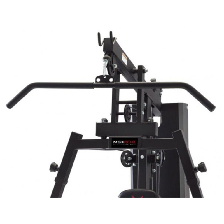 Iš arti juodo kelių stotelių namų treniruoklių su prisitraukimo juosta ir įvairiais reguliuojamais pratybų komponentais. Mašina pažymėta logotipu, pažymėtu MSX priekyje.